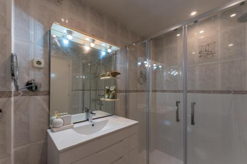 uma casa de banho com um chuveiro, um lavatório e um chuveiro em Apartamento Pau Picasso con terraza Tossa de Mar em Tossa de Mar