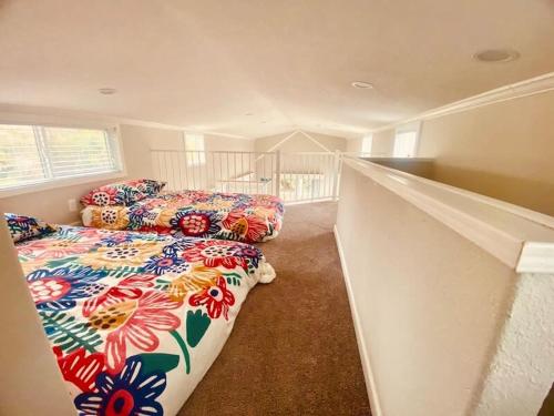 1 dormitorio con 2 camas en una habitación en Pinecraft Tiny Home 'Green Parrot ' en Sarasota