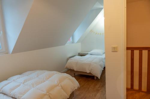 two beds in a room with a attic at L'Avocette en Baie in Saint-Valery-sur-Somme