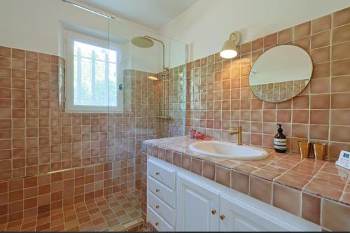 une salle de bain avec un lavabo et un miroir dans l'établissement Elégante Villa avec piscine à Gassin - Villa Rose, à Fresnes-au-Mont