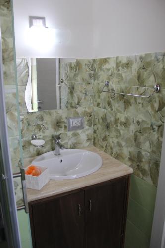 a bathroom with a sink and a mirror at Le tre cime in Baranello