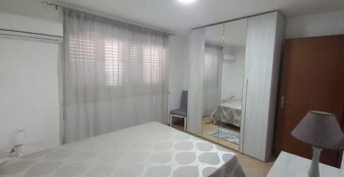 ein Schlafzimmer mit einem Bett und einem großen Spiegel in der Unterkunft Villa Annamaria in Carini