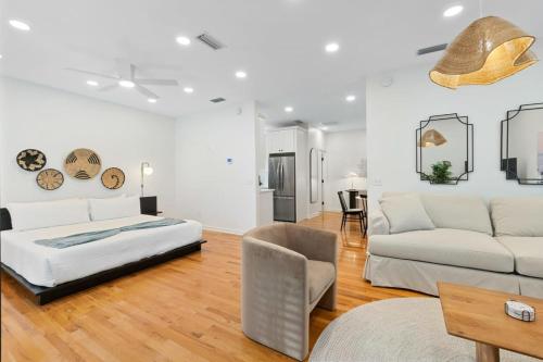 Ένα ή περισσότερα κρεβάτια σε δωμάτιο στο Uptown Loft - Bright - Modern - Walkable