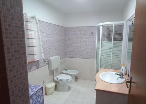 ein Bad mit einem WC und einem Waschbecken in der Unterkunft Villa Annamaria in Carini
