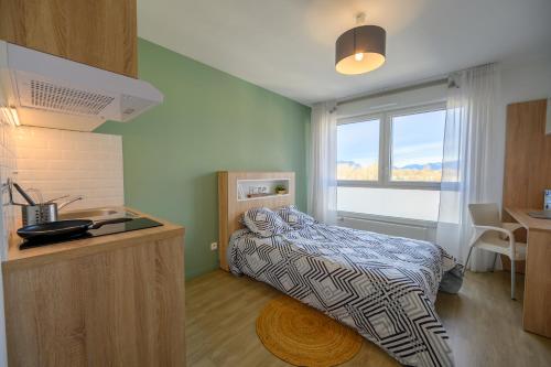 - une petite chambre avec un lit et un lavabo dans l'établissement Nemea Gières, à Gières