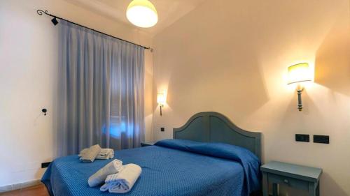 1 dormitorio con 2 camas y toallas. en Appartamento villaggio Calamancina San Vito Lo Capo, en San Vito lo Capo