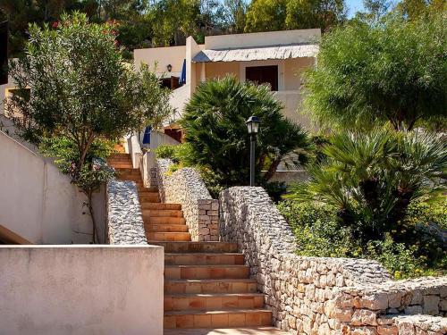 una escalera de piedra que conduce a una casa en Appartamento villaggio Calamancina San Vito Lo Capo, en San Vito lo Capo