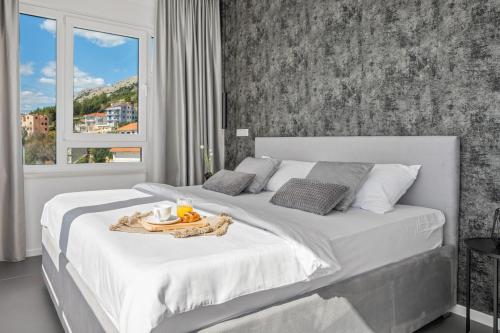 Postel nebo postele na pokoji v ubytování Villa Grey with 4 bedrooms, Heated pool, Sauna, Media room, Sea Views