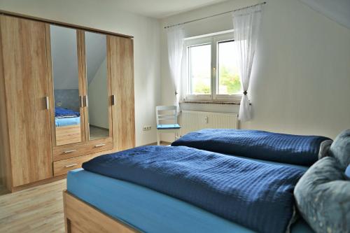 מיטה או מיטות בחדר ב-Ferienwohnung Schiller