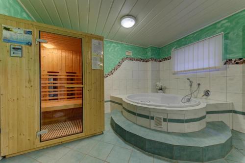 Phòng tắm tại Ferienwohnungen Holzferienhäuser Leithenwald