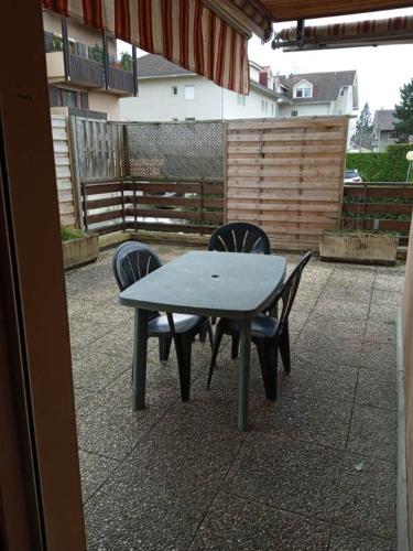 - une table de pique-nique et 2 chaises sur la terrasse dans l'établissement Jolie T2 - très grande terrasse, à Thonon-les-Bains