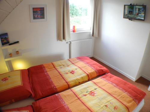 twee bedden in een kamer met een raam bij Auszeit - Nordhorn in Nordhorn