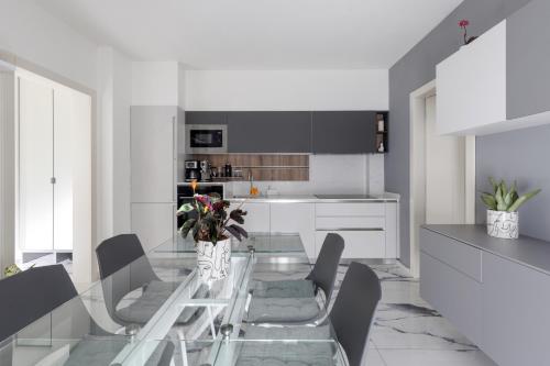 Un comedor con una mesa de cristal y sillas. en Moonlight, en Cannobio