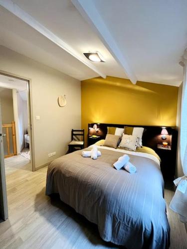 une chambre avec un grand lit avec deux serviettes dessus dans l'établissement Bateau - Maison sous les pins, à Longeville-sur-Mer