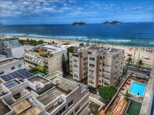 an aerial view of a beach with buildings and the ocean at Beira Mar Vísta Praia e montanha in Rio de Janeiro