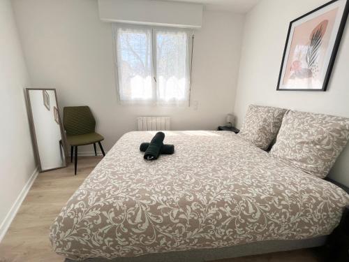 - une chambre dotée d'un lit avec un chat noir dans l'établissement Maison indépendante avec jardin, à Pessac