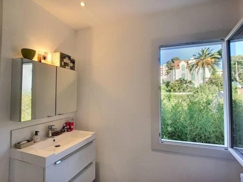 une salle de bain avec un lavabo et une fenêtre dans l'établissement FRGK 