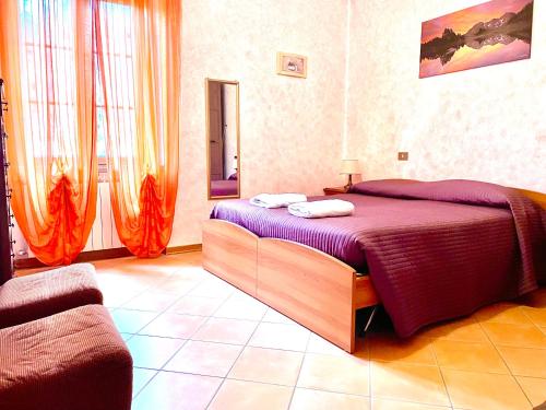 Un dormitorio con una cama con dos toallas encima. en Il Trebbio, en Barga