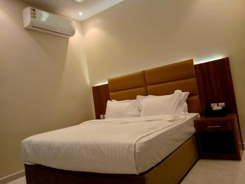 Säng eller sängar i ett rum på فندق دره الراشد للشقق المخدومه
