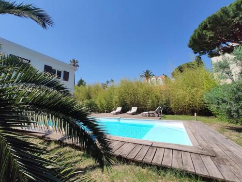 une piscine avec une terrasse en bois à côté d'une maison dans l'établissement FRGK 