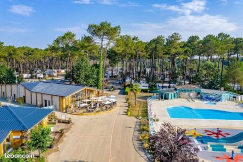 une vue aérienne d'un complexe avec piscine dans l'établissement Bungalow charmant, Saint-Julien-en-Born, Piscine partagée, à Saint-Julien-en-Born