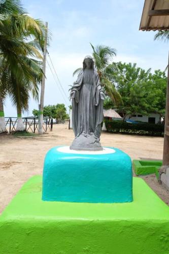 a statue sitting on top of a blue and green table at Cabaña en primera línea de playa en San Antero con Aire AC y 5 habitaciones in San Antero