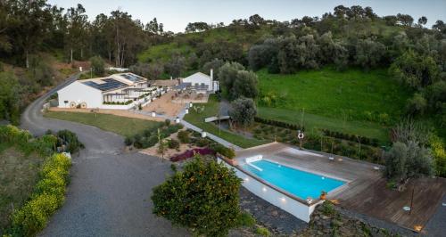 uma vista aérea de uma casa com piscina em Finca Contrabando completa 20 pax em Huelva