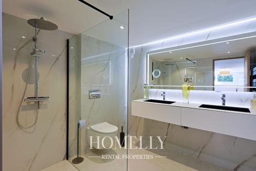 une salle de bain avec une douche, un lavabo et un miroir dans l'établissement Villa élégante avec piscine à Saint-Tropez - Villa Chrystal, à Saint-Tropez