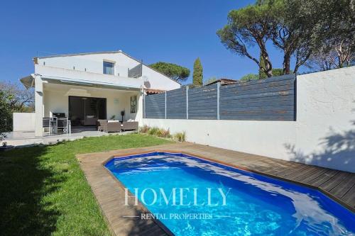 une piscine dans la cour d'une maison dans l'établissement Villa élégante avec piscine à Saint-Tropez - Villa Chrystal, à Saint-Tropez
