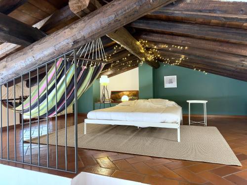 - une chambre avec un lit dans une pièce dotée de plafonds en bois dans l'établissement Loft romantic house, à Rodengo Saiano