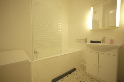 Ванна кімната в APPARTEMENT QUARTIER EMILY IN PARIS PANTHEON NOTRE DAME