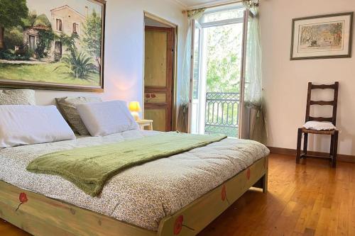 - une chambre avec un lit, une fenêtre et une chaise dans l'établissement Domaine Le Petit Coubert, à Coubert