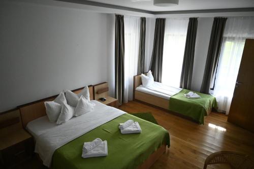 um quarto de hotel com duas camas com toalhas em Egreta By Hoxton em Uzlina
