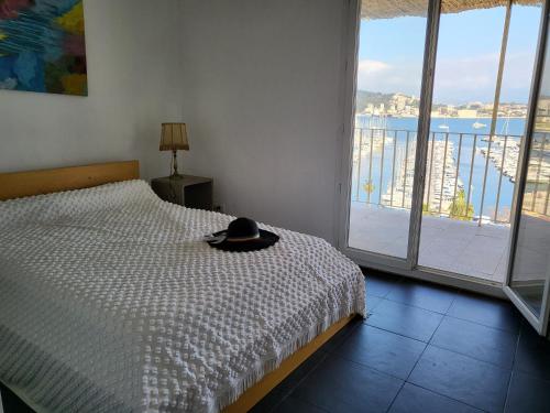 une chambre avec un lit et une vue sur l'océan dans l'établissement Magnifique F3 tout équipé avec vue panoramique, à Ajaccio