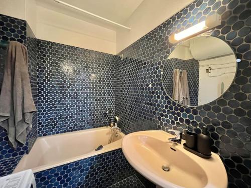 une salle de bain avec un lavabo, une baignoire et un miroir dans l'établissement Grand studio en hyper-centre, à Toulouse