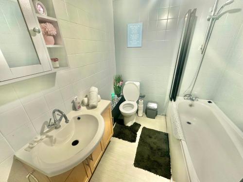 Ένα μπάνιο στο Homely Apartment in the Heart of Town Centre - Sleeps 6