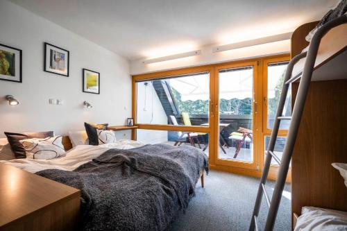 - une chambre avec 2 lits superposés et un balcon dans l'établissement Riversound, à Kranjska Gora