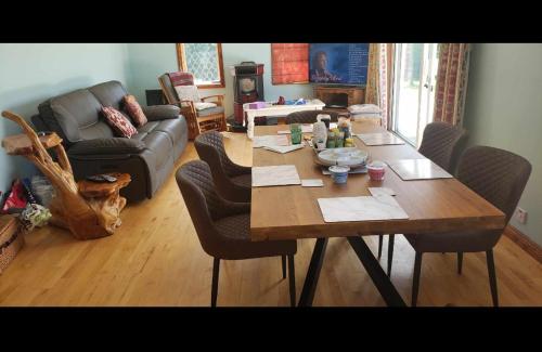 ein Wohnzimmer mit einem Tisch und einem Sofa in der Unterkunft Stay With Jack in Limerick
