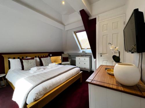 Ein Bett oder Betten in einem Zimmer der Unterkunft 6 Shanklin Manor - family friendly apartment in Shanklin Old Village