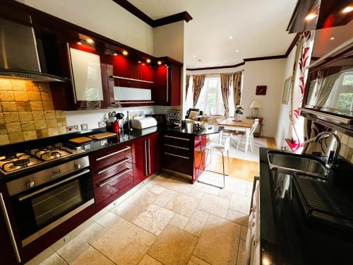 Küche/Küchenzeile in der Unterkunft 6 Shanklin Manor - family friendly apartment in Shanklin Old Village