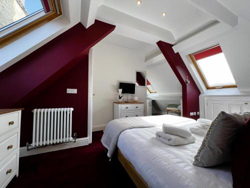 Ein Bett oder Betten in einem Zimmer der Unterkunft 6 Shanklin Manor - family friendly apartment in Shanklin Old Village