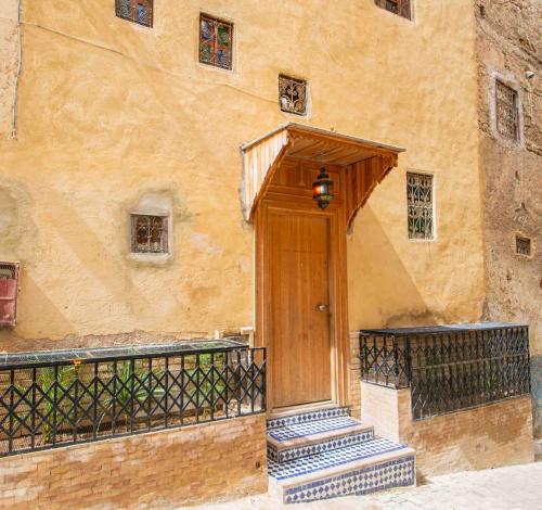 una puerta de madera en el lateral de un edificio en Dar houda, en Fez