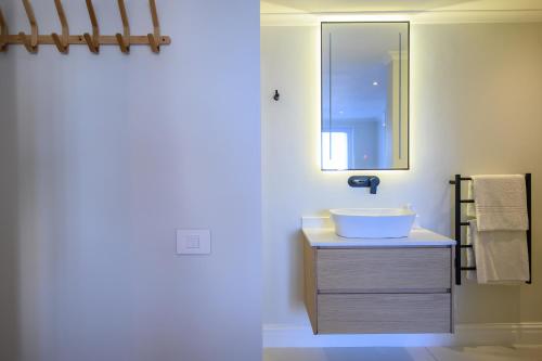 La salle de bains est pourvue d'un lavabo et d'un miroir. dans l'établissement Luxury on the Beach, à Westbrook