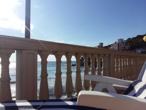 einen Balkon mit Meerblick in der Unterkunft Residence Mediterraneo - Baia del Quercetano in Castiglioncello