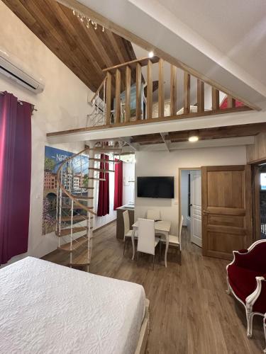 - une chambre avec une mezzanine et une salle à manger dans l'établissement Suite a Mezzanine dans l'Église du Couvent, à Narbonne