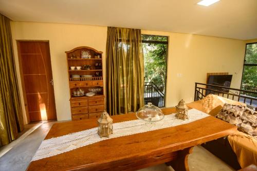 a living room with a large wooden table in a room at Vivenda Serrana in Acarape