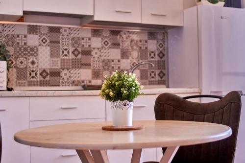 a table with a vase of flowers on it in a kitchen at Porto Antigo 2- lovely studio 32 in Santa Maria