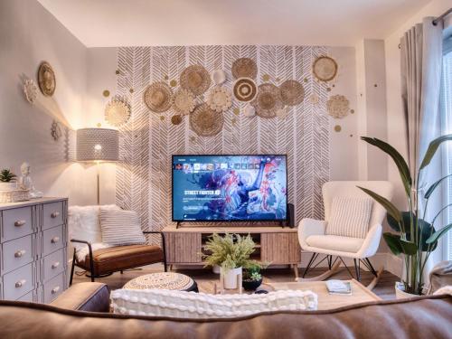 a living room with a flat screen tv at Leeds getaway with hot tub & gaming room in Wakefield