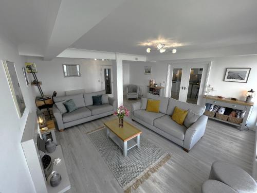 Sala de estar con 2 sofás y mesa en Belle Vue en Sandown