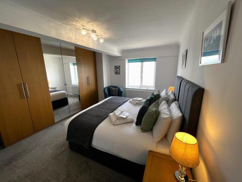 a hotel room with a bed with a lamp and a bedroom at Belle Vue in Sandown